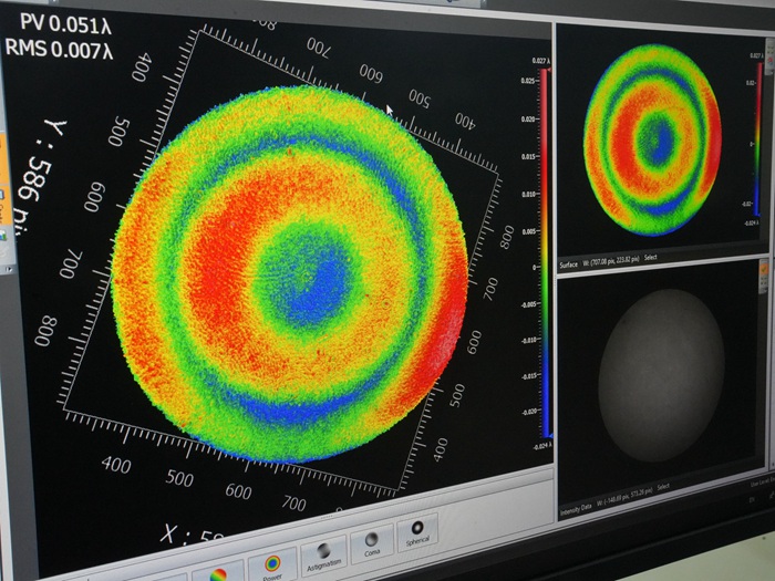 屏幕上清晰顯示著光學(xué)元器件的打磨程度。人民網(wǎng)記者 李洋攝