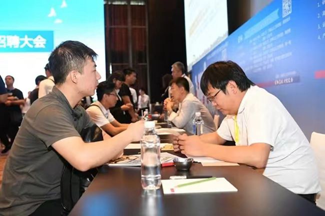 光電產(chǎn)業(yè)人才招聘會(huì)。人民網(wǎng)記者 李洋攝