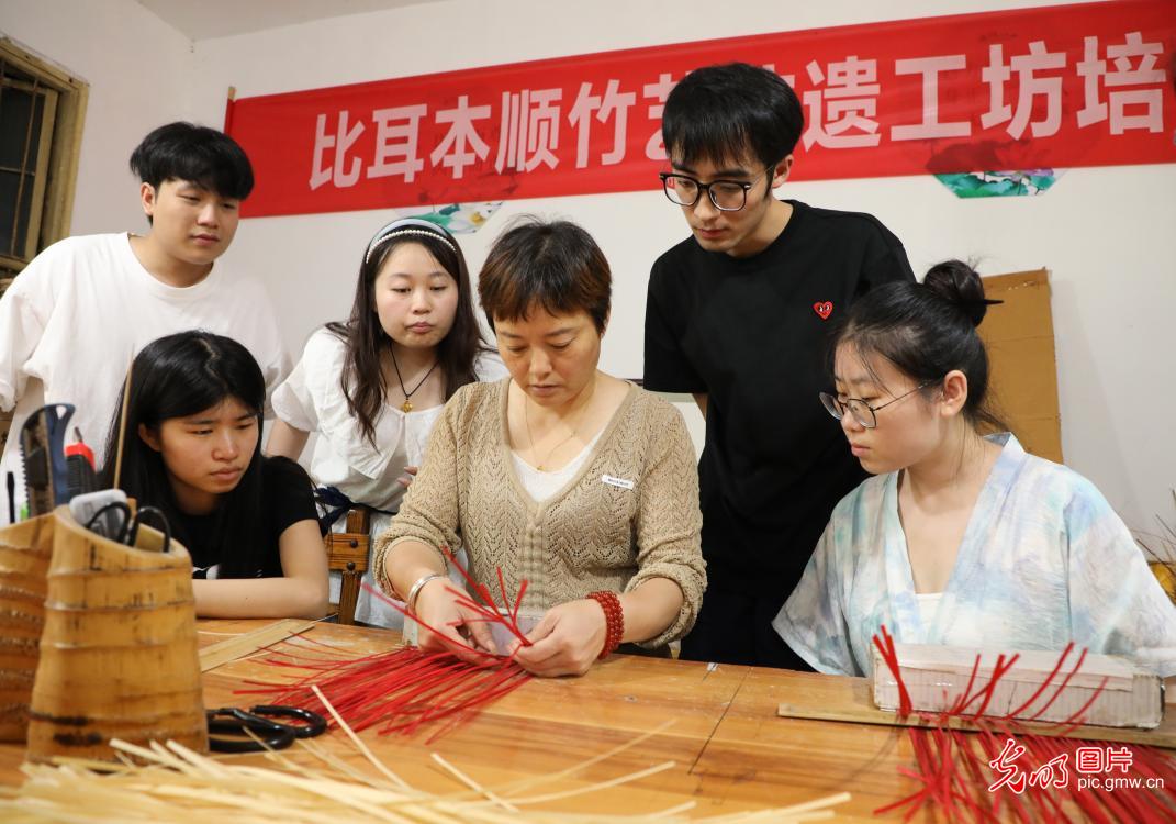 直播助農(nóng)、健康義診、扮靚街巷……青年學子暑期返鄉(xiāng)服務(wù)桑梓