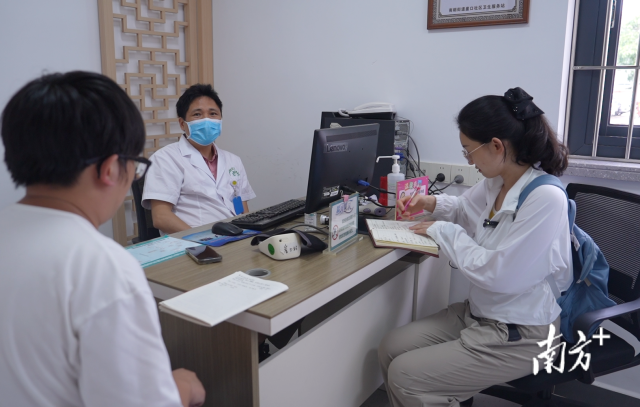 公共服務(wù)調(diào)研組在崖口村衛(wèi)生站調(diào)研。