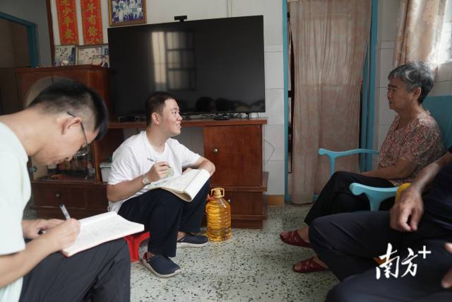 文化組的兩名成員正入戶探訪。