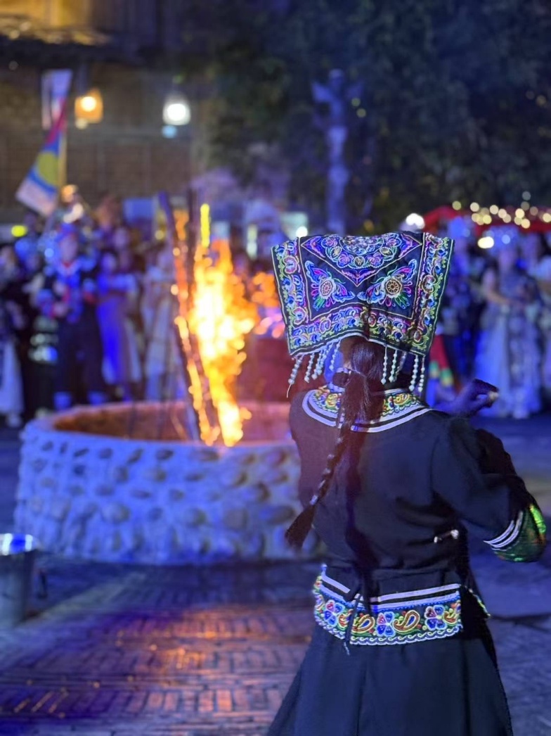 2025年7月，貴州烏江寨“萬人打跳夜”現(xiàn)場。受訪者供圖