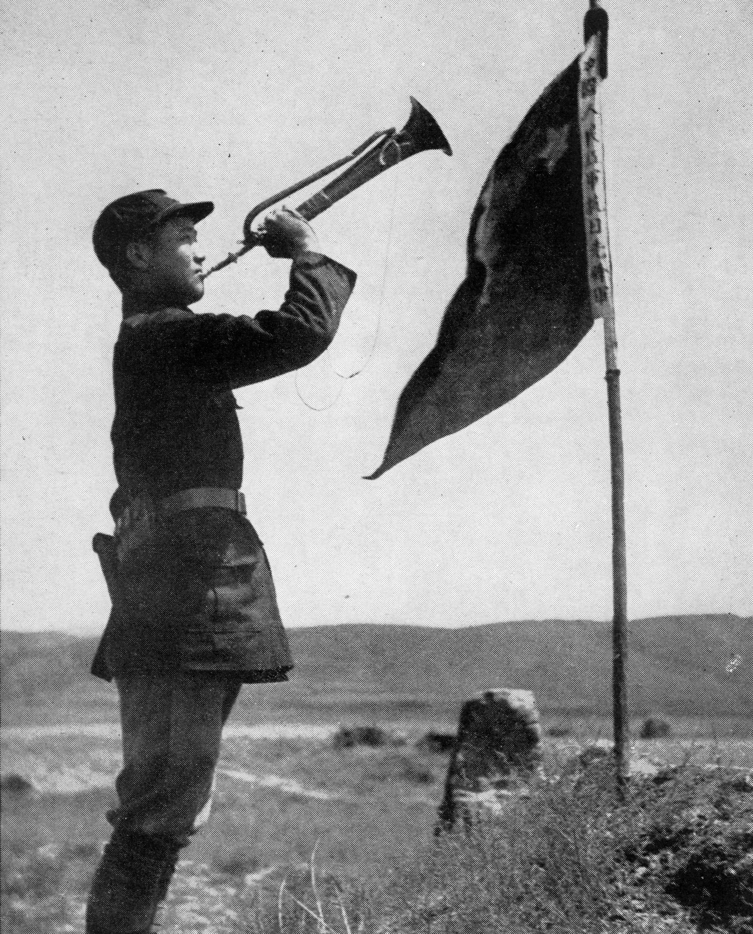 斯諾在預(yù)旺堡拍攝的紅軍司號(hào)員，他身邊的旗子上寫(xiě)著“中國(guó)人民紅軍抗日先鋒隊(duì)”。