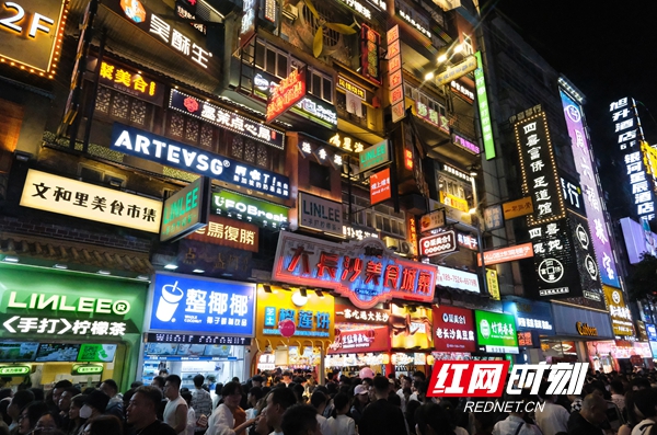 “五一”假期五一商圈客流激增，網(wǎng)紅長沙再現(xiàn)頂流效應(yīng)。.jpg