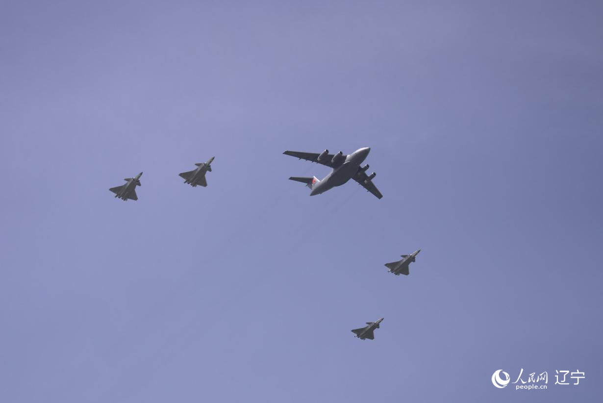 執(zhí)行第十二批在韓中國人民志愿軍烈士遺骸轉(zhuǎn)運任務(wù)的運-20進(jìn)入中國領(lǐng)空后，首次采用“五機編隊”的方式，由4架殲-20伴飛護(hù)航，與往年相比護(hù)航規(guī)格更高。人民網(wǎng)記者 邱宇哲攝