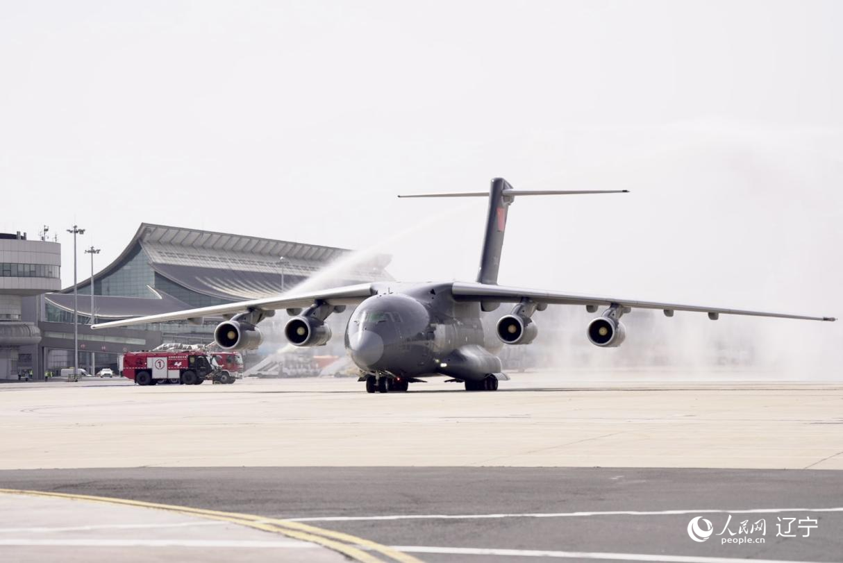 沈陽桃仙國際機場以“過水門”最高禮遇迎接英烈回家。人民網(wǎng)記者 邱宇哲攝