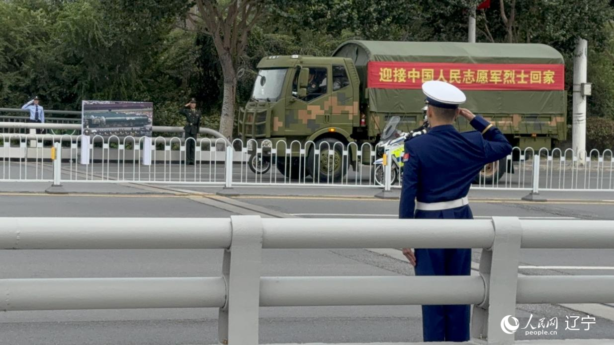 沈陽市渾河橋東側(cè)，擺放著東風(fēng)—5C導(dǎo)彈的受閱照片。人民網(wǎng)記者 湯龍攝