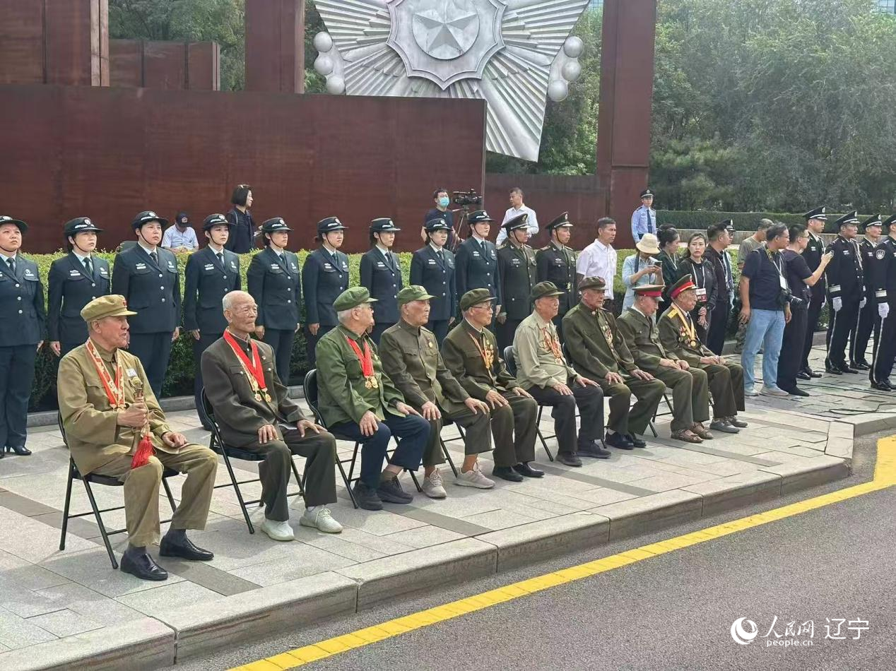 沈陽抗美援朝烈士陵園門前，志愿軍老戰(zhàn)士等候戰(zhàn)友的歸隊。人民網(wǎng)記者 周頌雪攝