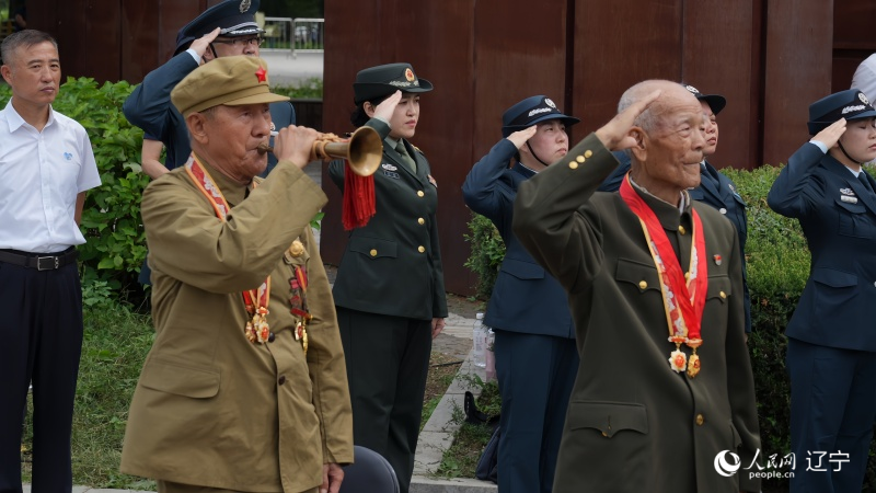 志愿軍老戰(zhàn)士南啟祥再次為戰(zhàn)友吹響了沖鋒號。人民網(wǎng)記者 周頌雪攝
