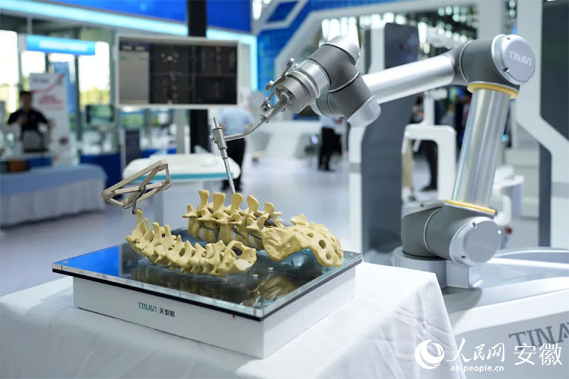 2024世界制造業(yè)大會上展出的骨科手術(shù)機器人。人民網(wǎng)記者 王銳攝