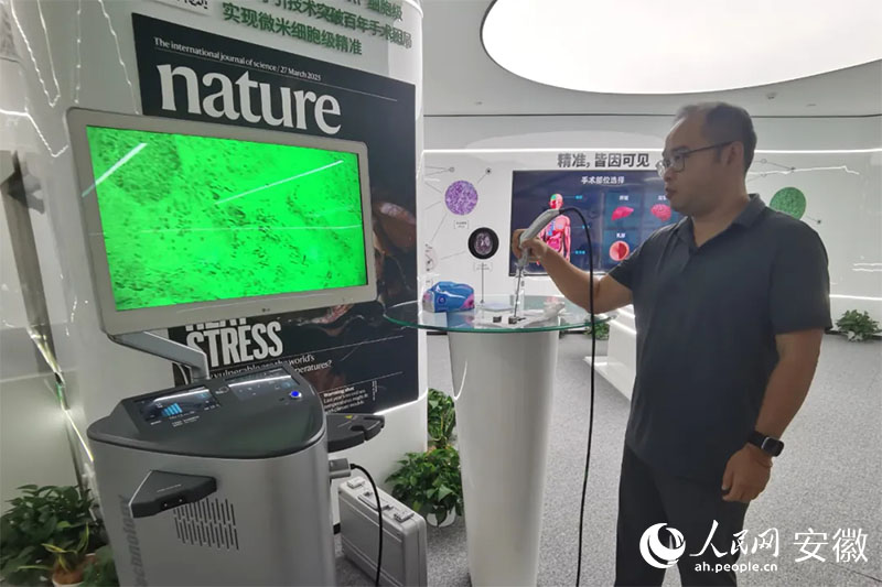 陳廷嘉演示“安刀”使用方法。人民網(wǎng)記者 胡雨松攝