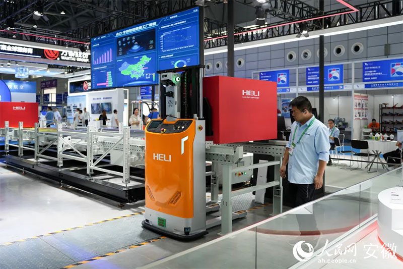 2024世界制造業(yè)大會上，合力將智能數(shù)據(jù)工廠系統(tǒng)帶進展會。人民網(wǎng)記者 王銳攝