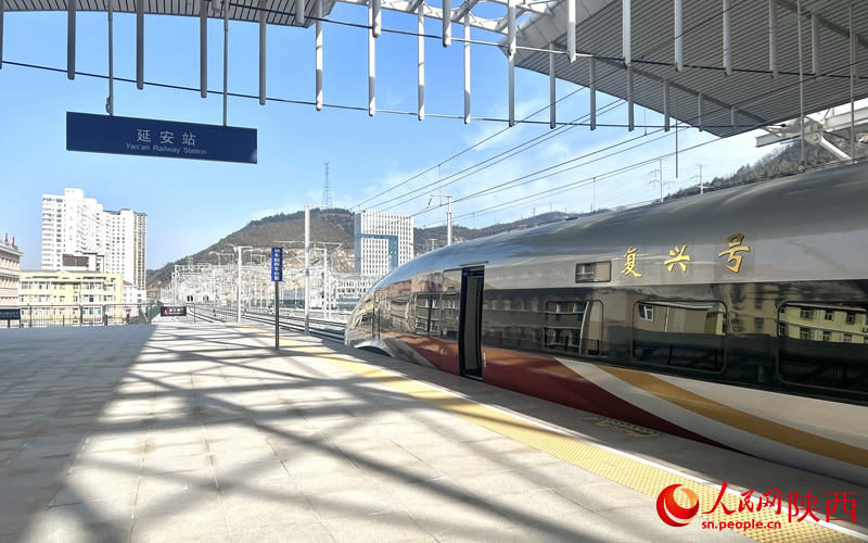 2025年12月26日，C9312次復(fù)興號列車抵達(dá)延安站。人民網(wǎng)記者 鄧楠攝