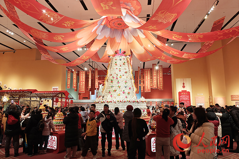 觀眾在中國(guó)非物質(zhì)文化遺產(chǎn)館參觀展覽。人民網(wǎng)記者 韋衍行攝