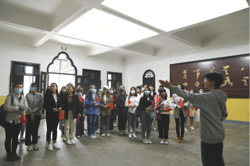 2021年5月20日，在喜迎中國(guó)共產(chǎn)黨建黨100周年之際，我校開(kāi)展了少數(shù)民族學(xué)生“學(xué)黨史、感恩黨、跟黨走”紅色研學(xué)活動(dòng)。