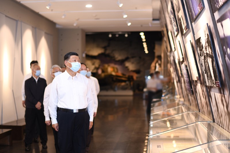 2022年8月16日至17日，中共中央總書(shū)記、國(guó)家主席、中央軍委主席習(xí)近平在遼寧考察。這是16日下午，習(xí)近平在錦州市考察遼沈戰(zhàn)役紀(jì)念館。 新華社記者 燕雁 攝