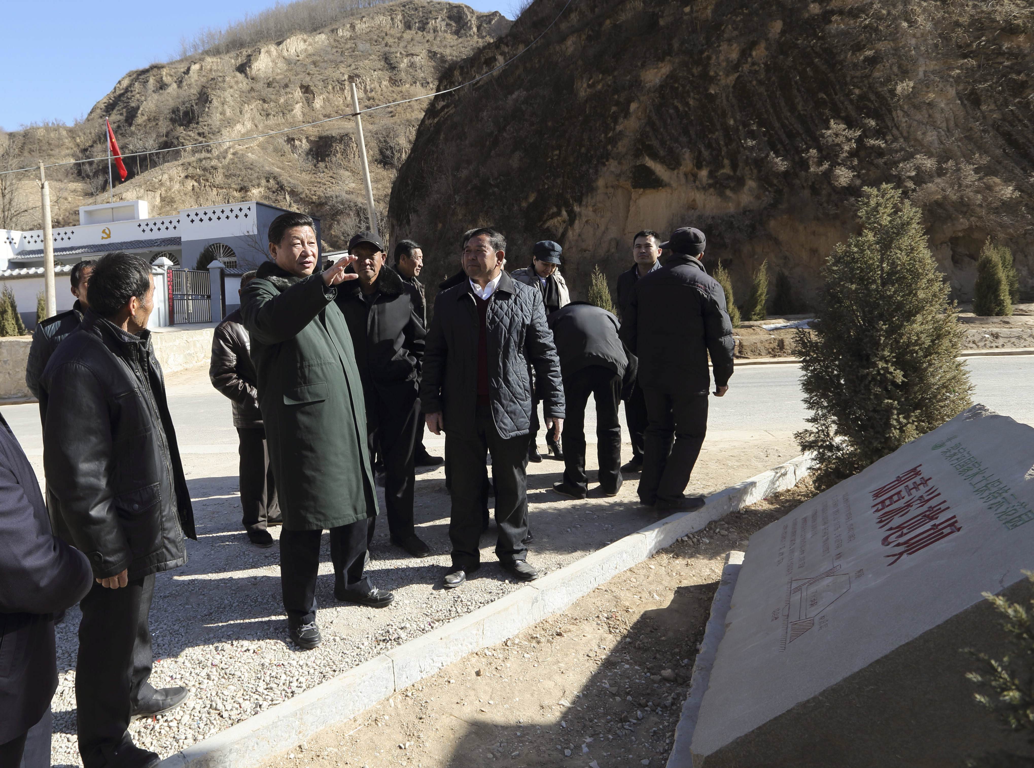 2015年春節(jié)前夕，習(xí)近平來到陜西考察調(diào)研，第一站便來到延安市延川縣梁家河村。新華社 發(fā)