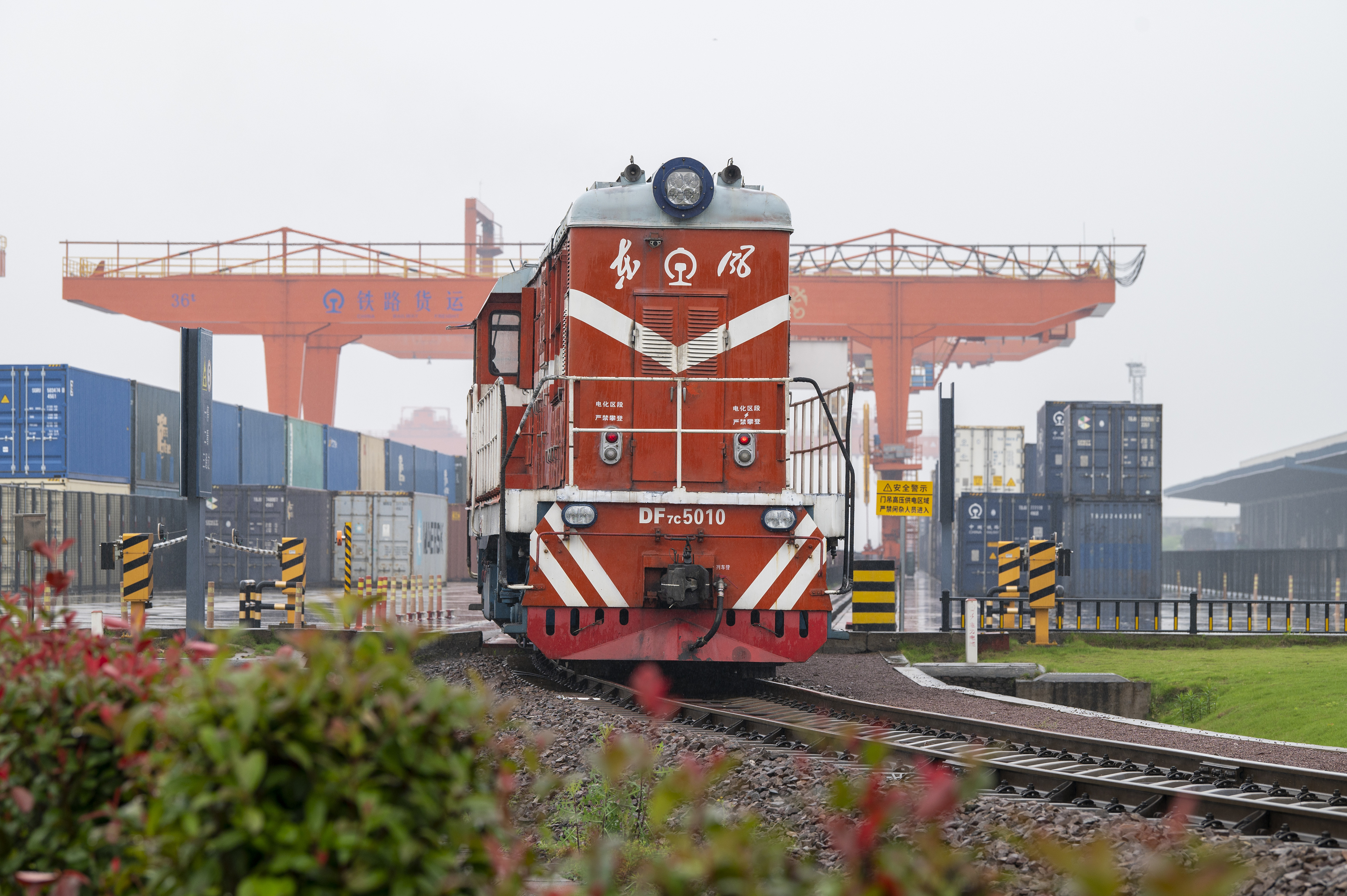 2024年5月5日，“五一”假期最后一天。在浙江省金華市金東區(qū)鐵路金華南站，一列滿載110標(biāo)箱的中歐班列緩緩啟程駛往匈牙利。