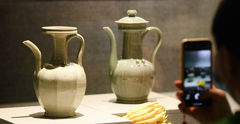 2021年9月14日，浙江省博物館，觀眾在拍攝北宋龍泉窯執(zhí)壺（左）和龍泉青瓷藝人劉杰制作的執(zhí)壺。