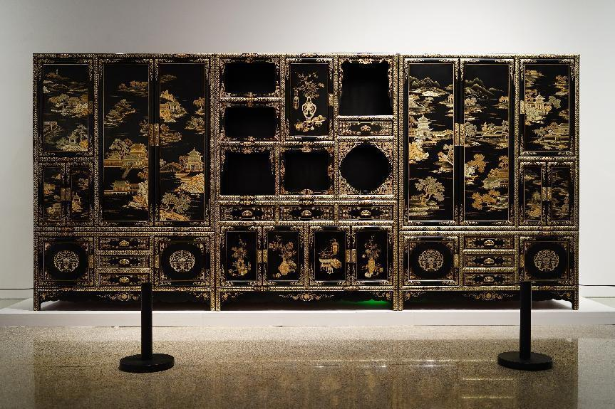 2023年7月9日，北京，中國(guó)工藝美術(shù)館·中國(guó)非物質(zhì)文化遺產(chǎn)館，“山西特色專業(yè)鎮(zhèn)平遙非遺雙寶中華行”展覽展出的推光漆器作品。