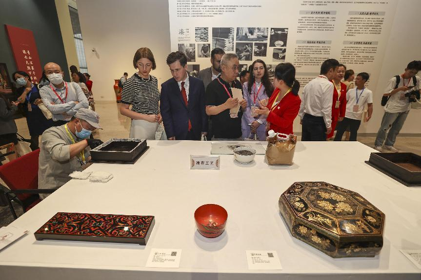 2023年5月28日，北京，推光漆器匠人為駐華使節(jié)展示技藝。