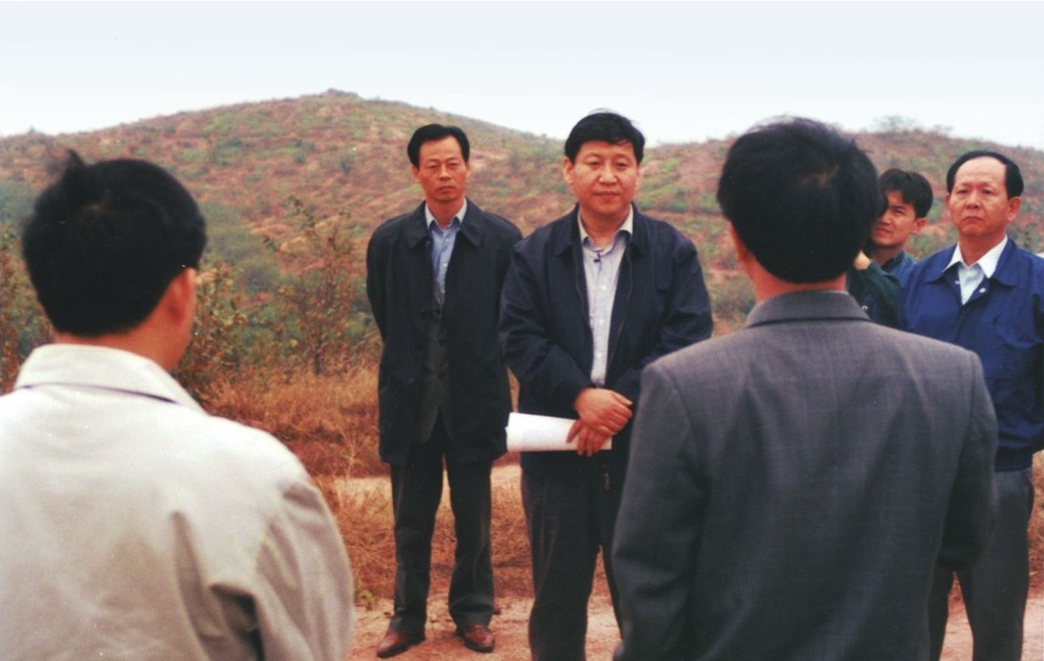 1999年11月，習近平在龍巖市長汀縣河田水土流失治理區(qū)調研。圖源：《習近平在福建（下）》