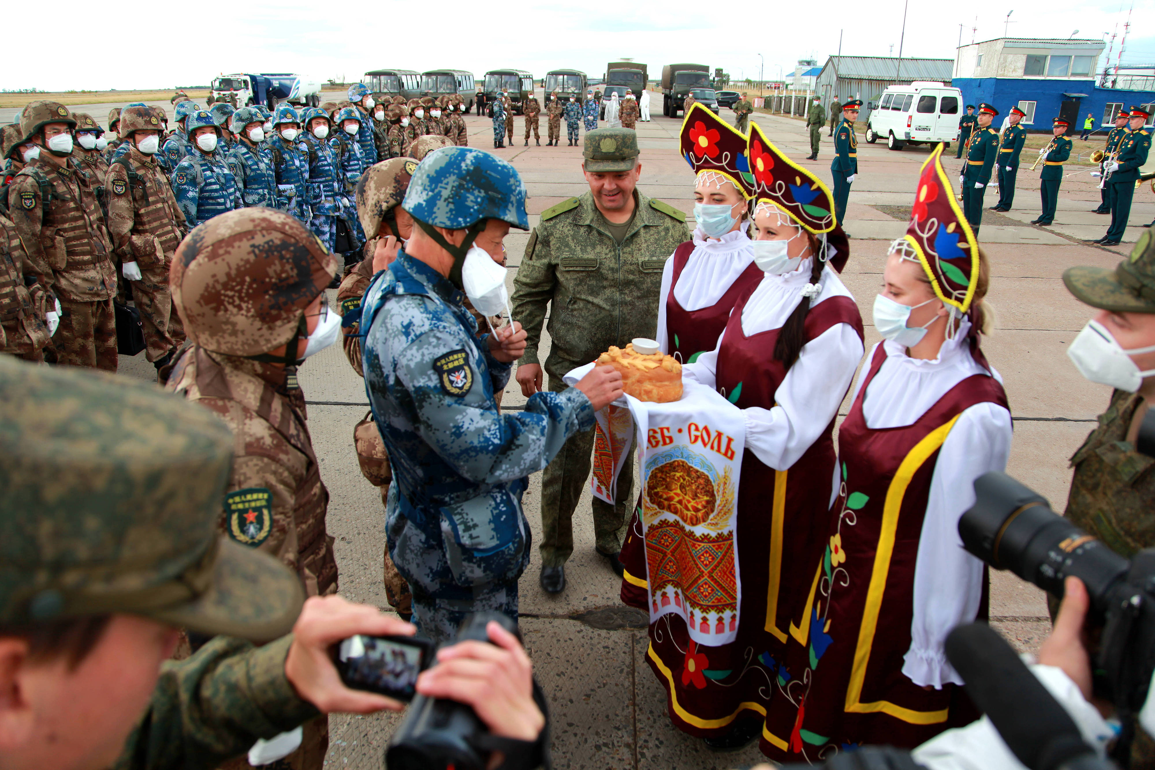 當?shù)貢r間2021年9月10日，跨境參加“和平使命-2021”上海合作組織成員國聯(lián)合反恐軍演的中方部隊導(dǎo)演部抵達俄羅斯奧倫堡“東古茲”靶場演習地域。圖為俄方人員為中方人員舉行歡迎儀式。