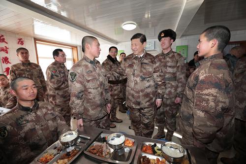 2014年1月26日中午，習近平來到連隊食堂，同戰(zhàn)士們一起用餐。新華社記者 李剛 攝