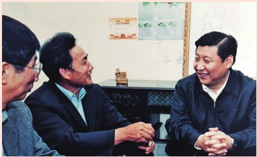 2003年4月24日，時(shí)任浙江省委書(shū)記習(xí)近平在浙江下姜村調(diào)研。