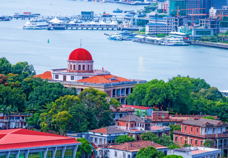 鼓浪嶼素有“萬(wàn)國(guó)建筑博物館”的美譽(yù)，八卦樓作為全國(guó)重點(diǎn)文物保護(hù)單位，是鼓浪嶼世界文化遺產(chǎn)核心要素之一。楊勁堅(jiān) 攝