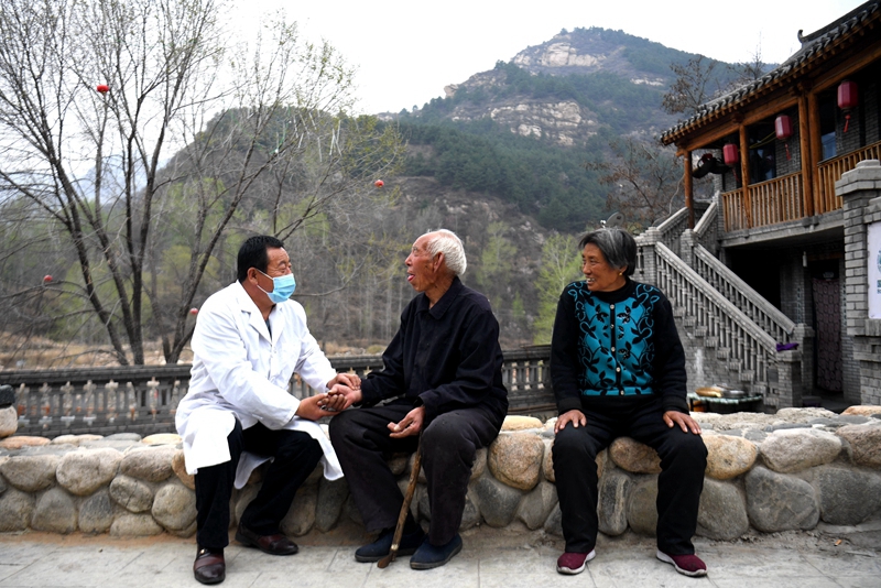 2020年4月15日，在河北阜平縣龍泉關(guān)鎮(zhèn)駱駝灣村，村醫(yī)霍建國為村民把脈。