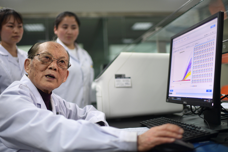 2021年6月17日，吳天一（前）在青海西寧的實驗室內(nèi)和學(xué)生討論。