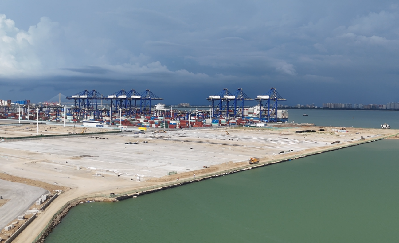 海南洋浦區(qū)域國際集裝箱樞紐港擴(kuò)建工程項(xiàng)目現(xiàn)場。人民網(wǎng)記者 牛良玉攝