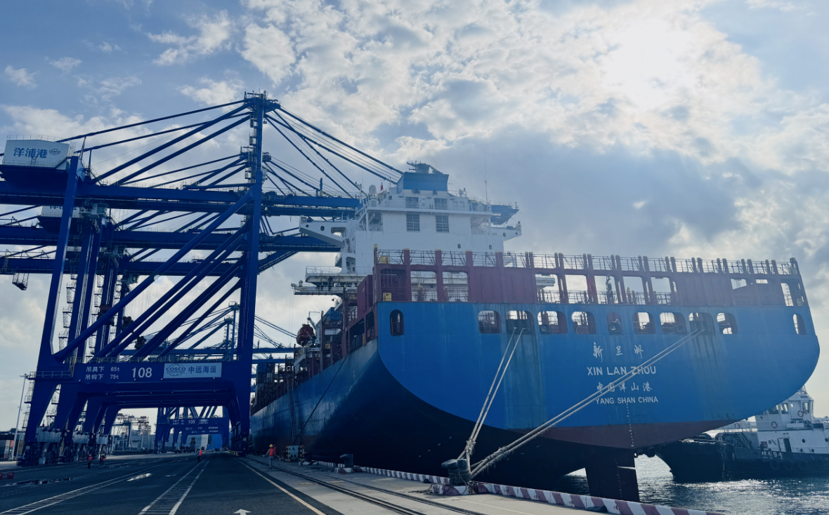 外貿(mào)貨輪“新蘭州”號將從海南洋浦港駛往中東。人民網(wǎng)記者 毛雷攝