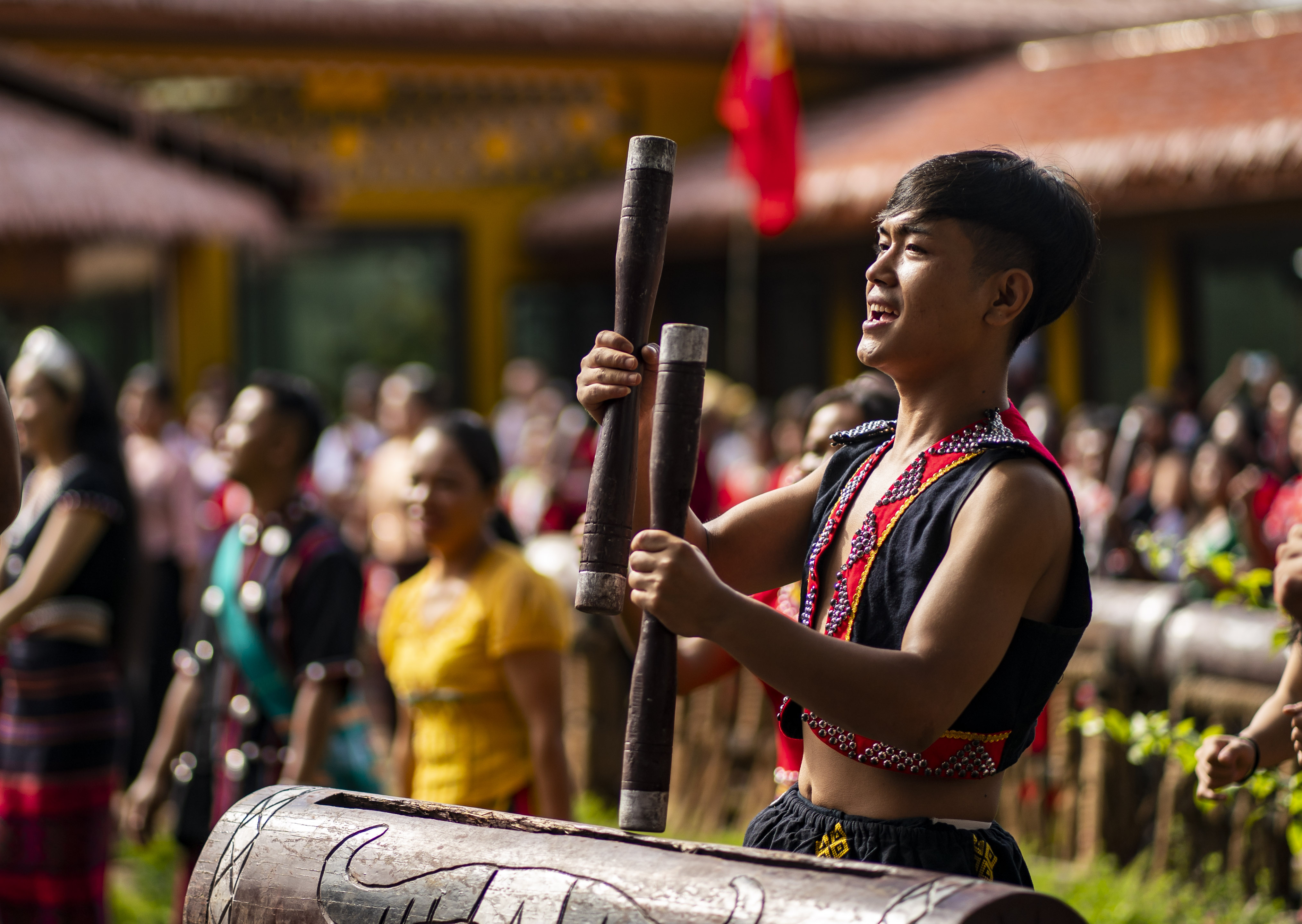 云南省滄源縣班洪鄉(xiāng)班洪村的佤族群眾唱響《阿佤人民唱新歌》（2021年8月20日攝）。