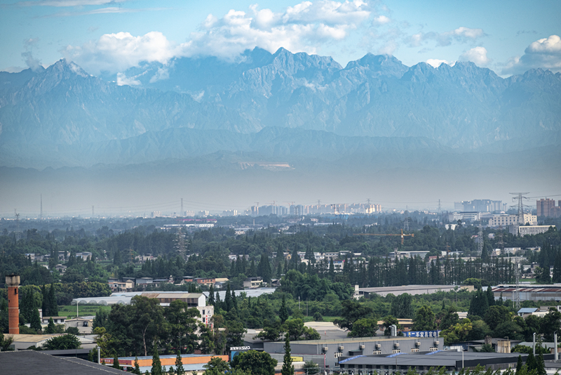 2024年7月1日，成都天氣晴好，遠(yuǎn)處雪山清晰可見。