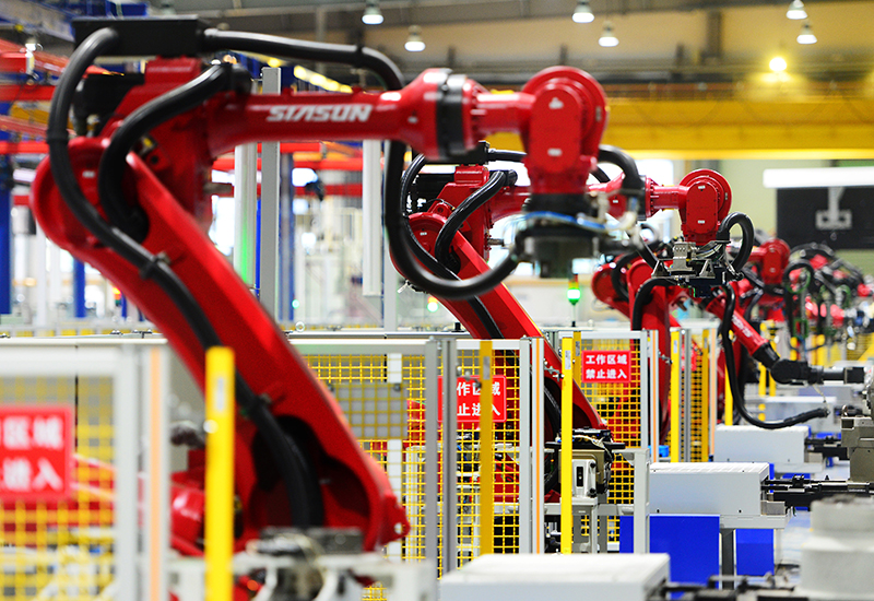 2019年11月22日，沈陽，一家數(shù)字化智能工廠內(nèi)，名為SR210的機(jī)器人正在自主地抓取各種零部件，快速組裝稍小的工業(yè)機(jī)器人。