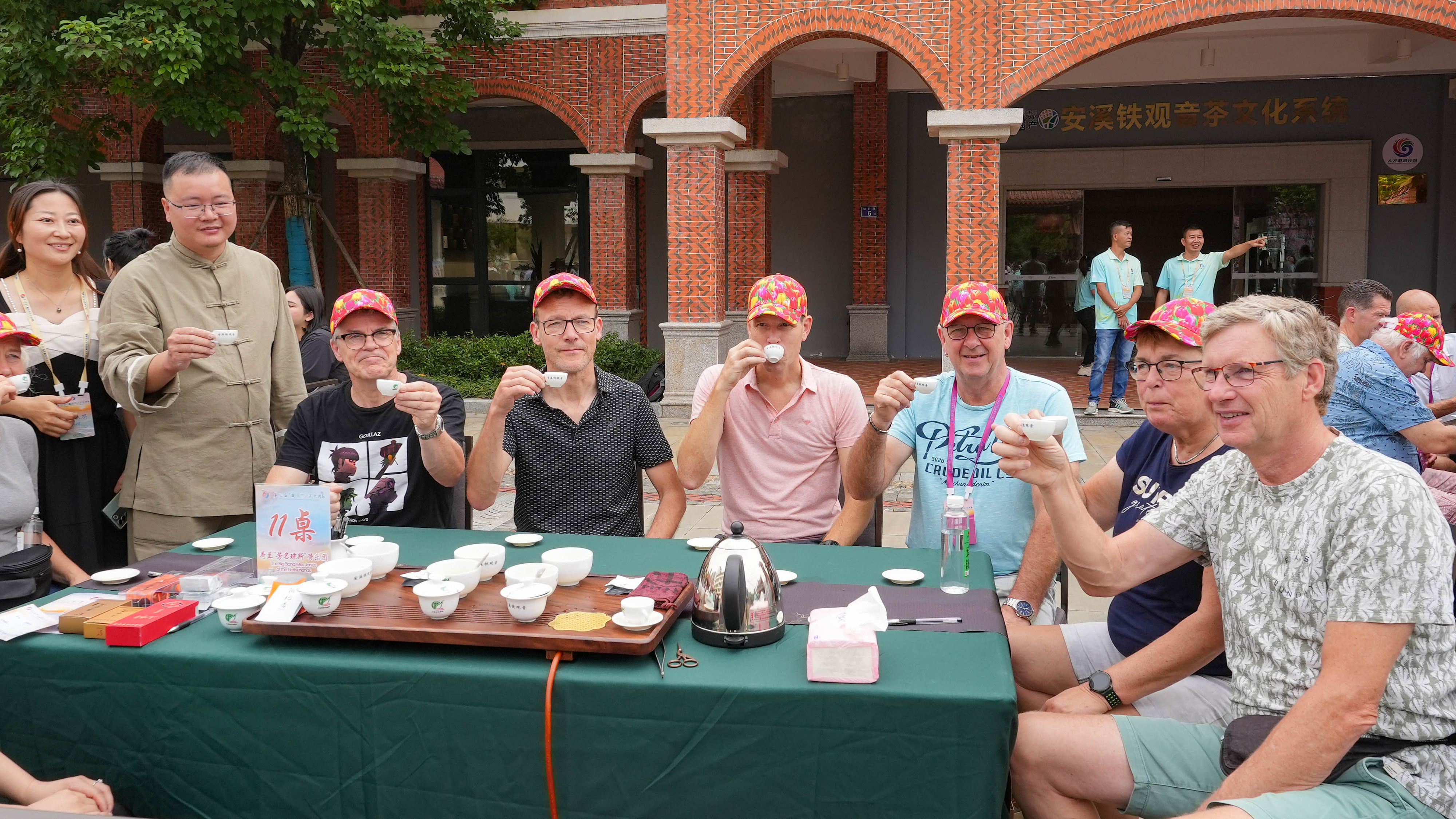 △2023年10月4日，福建泉州，外國人品中國茶。