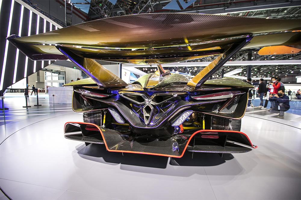 2020年11月5日，上海，來(lái)自德國(guó)的全球首款全碳纖維跑車(chē)亮相進(jìn)博會(huì)。該車(chē)總重量只有1250KG。