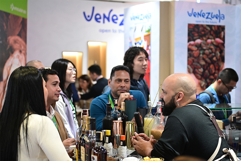 2023年11月9日，上海，觀(guān)眾在進(jìn)博會(huì)委內(nèi)瑞拉館參觀(guān)、交流、洽談。