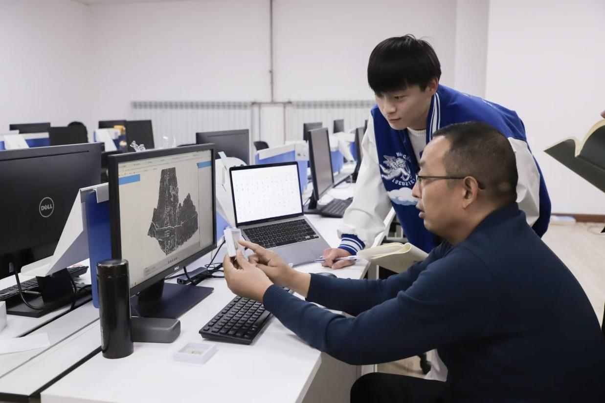 安陽(yáng)師范學(xué)院甲骨文信息處理教育部重點(diǎn)實(shí)驗(yàn)室，劉永革正在給學(xué)生講甲骨文。受訪者供圖