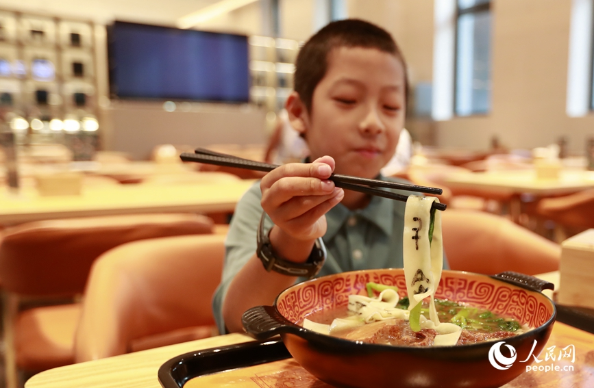 殷墟博物館推出的甲骨文面深受游客喜愛(ài)。人民網(wǎng)記者 慎志遠(yuǎn) 攝