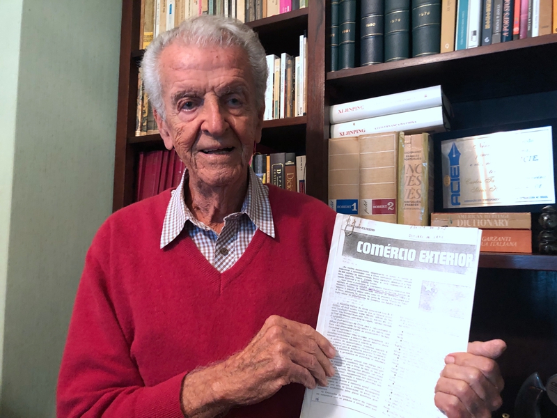 卡洛斯·塔瓦雷斯與其1971年發(fā)表的文章《中國(guó)的對(duì)外貿(mào)易》。資料圖片