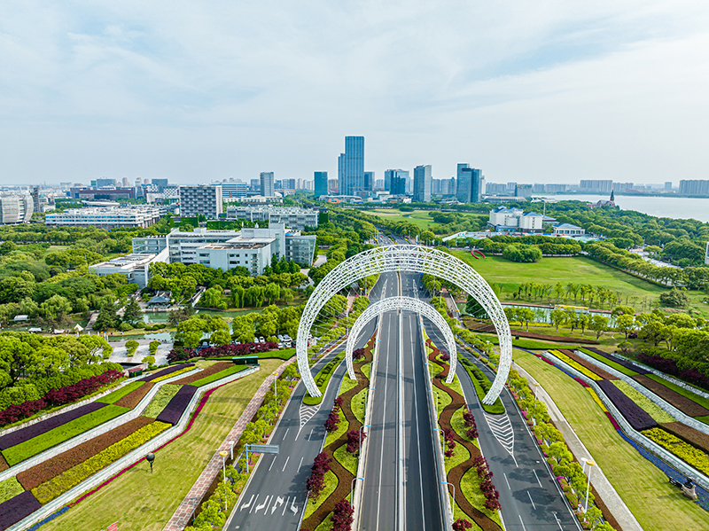 圖為蘇州工業(yè)園區(qū)星湖街鋼結(jié)構(gòu)雕塑。