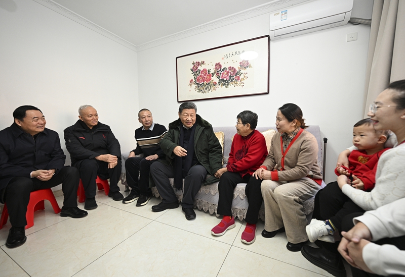 2025年1月23日上午，習近平總書記在遼寧沈陽大東區(qū)長安街道長安小區(qū)考察時，走進居民郎素蘭家中看望。