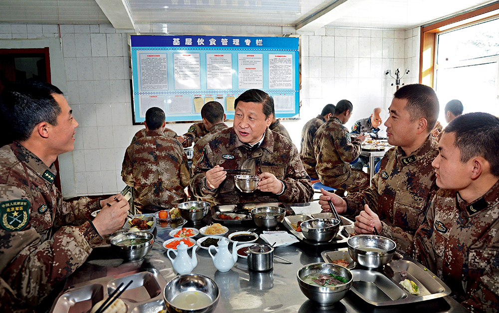 2014年1月26日，習(xí)近平主席專程來(lái)到內(nèi)蒙古軍區(qū)邊防某部，親切看望慰問(wèn)戍邊官兵。這是在連隊(duì)食堂，習(xí)近平主席同戰(zhàn)士們一起用餐。