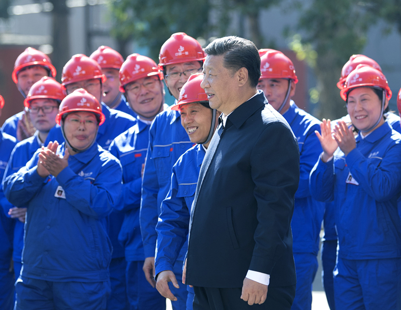 2018年9月26日，在中國(guó)一重集團(tuán)，習(xí)近平總書(shū)記走到工人中間，同大家親切交流。