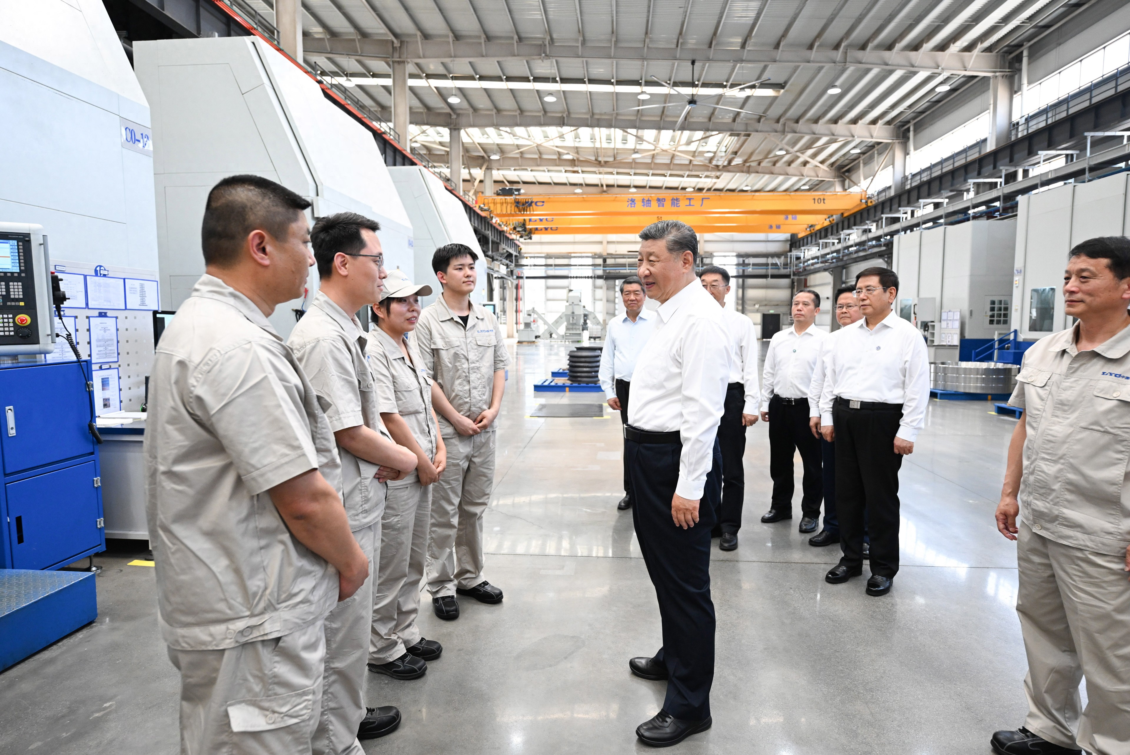 5月19日至20日，中共中央總書記、國家主席、中央軍委主席習近平在河南考察。這是19日下午，習近平在洛陽軸承集團股份有限公司智能工廠考察時，同企業(yè)職工親切交流。新華社記者 燕雁 攝