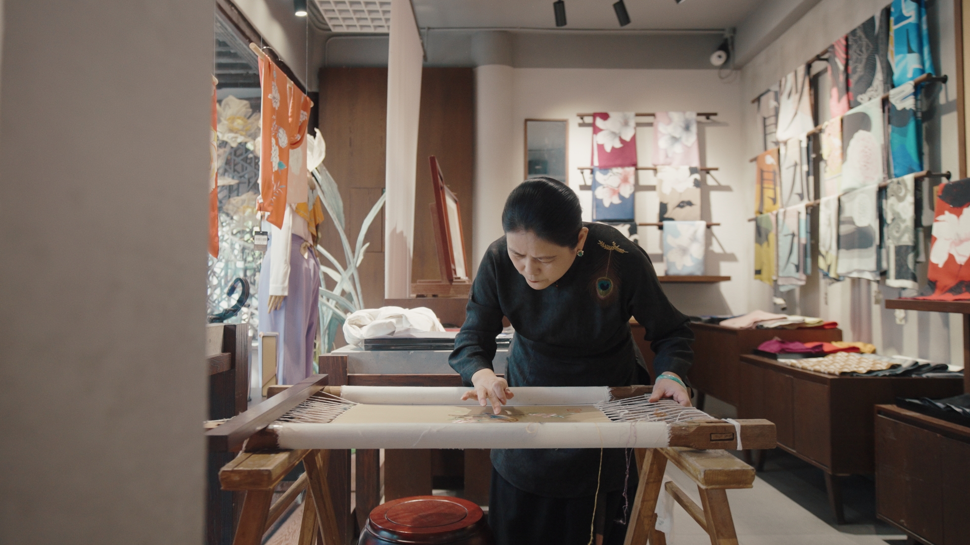 蘇繡代表性傳承人盧建英正在繡制作品。人民網(wǎng)記者 葛泰佚攝