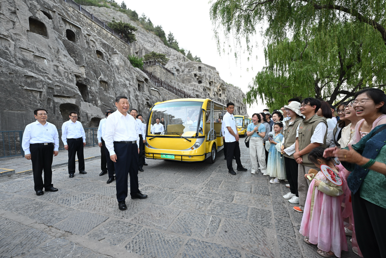 5月19日，習(xí)近平在洛陽(yáng)龍門石窟考察時(shí)，同游客親切交流。